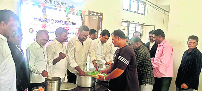 అన్నదానం చేయడం   అభినందనీయం
3