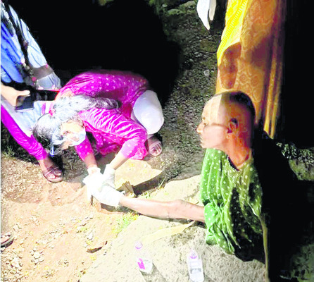 అనాథ వృద్ధురాలికి సేవలు1