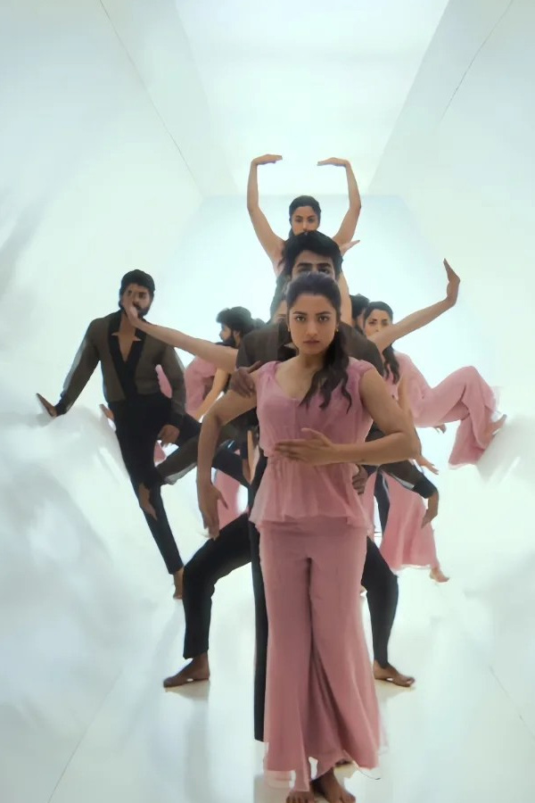 Actress Rashmika 'Nadive' Song HD Stills5