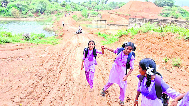 పడుతూ.. లేస్తూ.. పాఠశాలకు.. 1