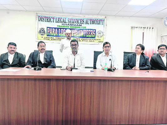 బ్లడ్‌ బ్యాంక్‌లో  డీఎంహెచ్‌ఓ తనిఖీ1
