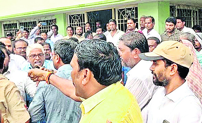 ‘తొలి అడుగు’.. రసాభాస 1