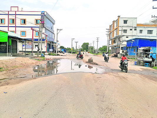 నీటిగుంతలు.. అసంపూర్తి డివైడర్లు 1
