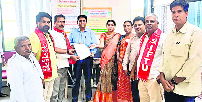 స్వశక్తి సంఘాల నిర్వహణ బాధ్యతగా తీసుకోవాలి1