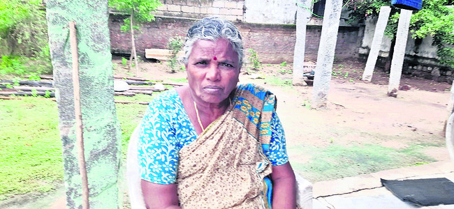 రోడ్డుపైనే చెత్త..
1