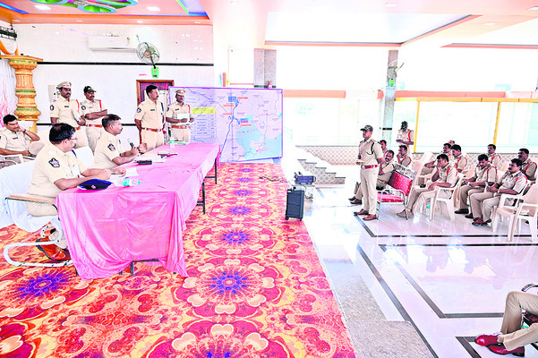 జనావాసాల్లోకి ఏనుగులు 
1