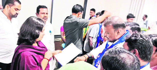 ‘దళితుల భూములు లాక్కొని మొక్కలు నాటారు’
1
