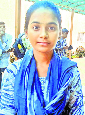 కూలికి వెళ్తూ చదివించారు 
2