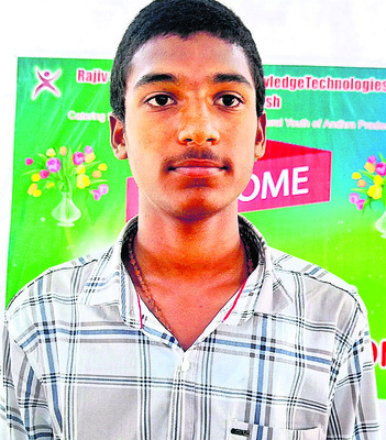 కూలికి వెళ్తూ చదివించారు 
5