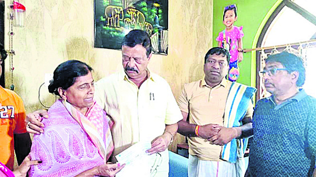 మంత్రి పరామర్శ 2