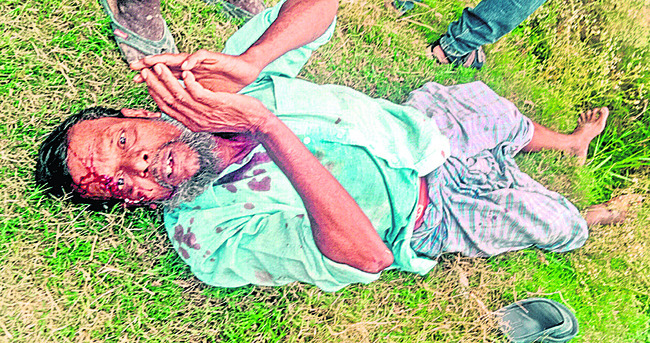 కారును ఢీకొన్న ద్విచక్ర వాహనం 
3