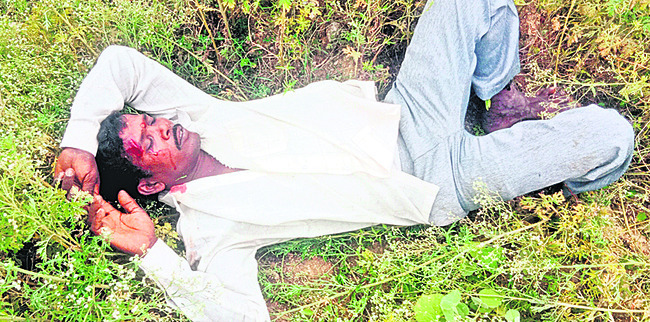 కారును ఢీకొన్న ద్విచక్ర వాహనం 
4
