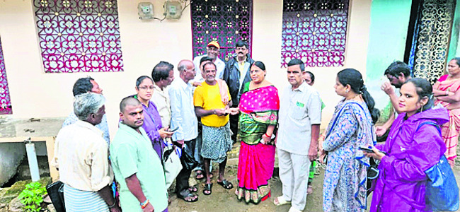 పోటాపోటీగా పింఛన్ల పంపిణీ1