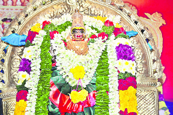 కొనసాగుతున్న సారె సంబరం 1