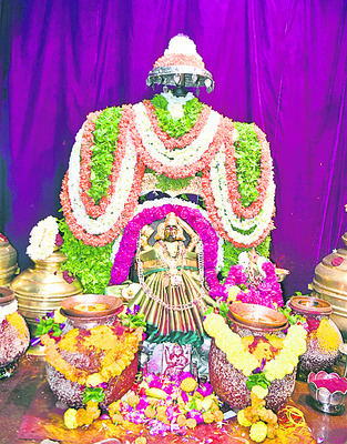 పుష్పాలంకరణలో పైడితల్లి1
