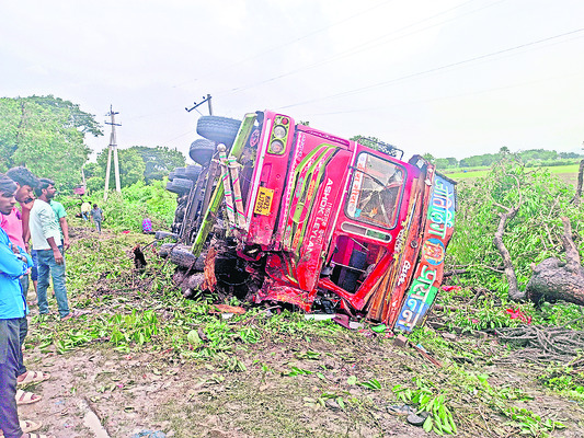 లారీ బోల్తా.. ఉల్లిగడ్డలు మాయం!1