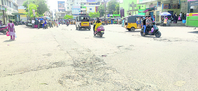 రోడ్లు ఛిద్రం.. ప్రయాణం భద్రం3