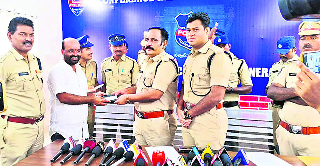 మెనూ ప్రకారం వడ్డించాలి
1