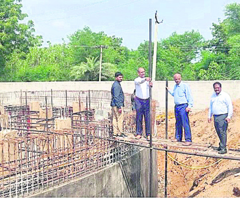 నగరంలో నిరుపయోగ విద్యుత్ స్తంభాల తొలగింపు
1