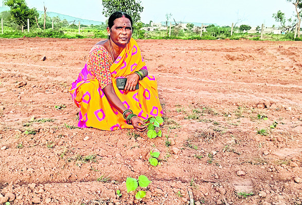 ● ఏళ్లుగా కబ్జాలో ఉన్న రైతులకు బెదిరింపులు ● తాజాగా సాగ1