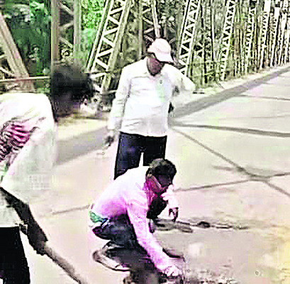గతుకులు పూడ్చుతున్న యువకులు1