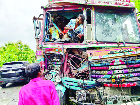 ఆర్టీసీ బస్సు, ఇసుక లారీ ఢీ2