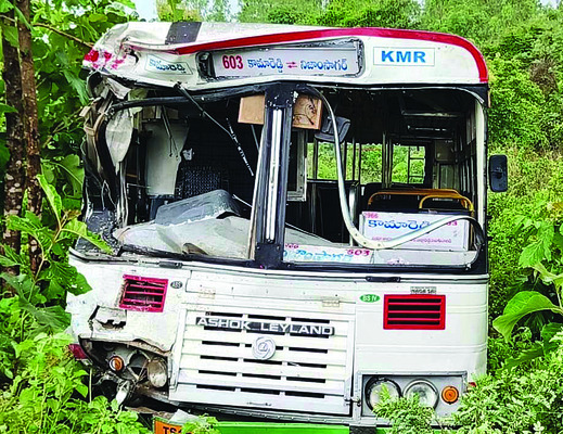 ఆర్టీసీ బస్సు, ఇసుక లారీ ఢీ1