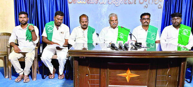 పాము కాటుకు బాలిక మృతి3