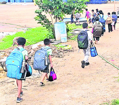 పుస్తకాల మోత
1