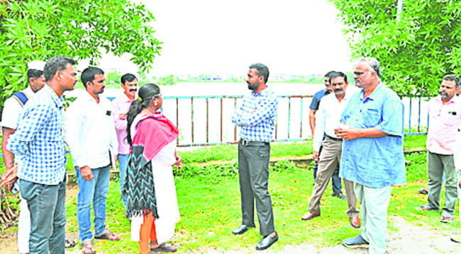 చెరువుల సమీపంలోనే నిర్మాణాలు1