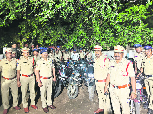 గ్రిల్స్లో ఇరుక్కుపోయిన మహిళ కాలు
1