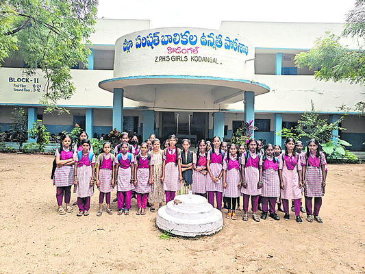 బస్సులు లేక విద్యార్థుల గోస 1