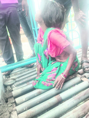 గ్రిల్స్లో ఇరుక్కుపోయిన మహిళ కాలు
2