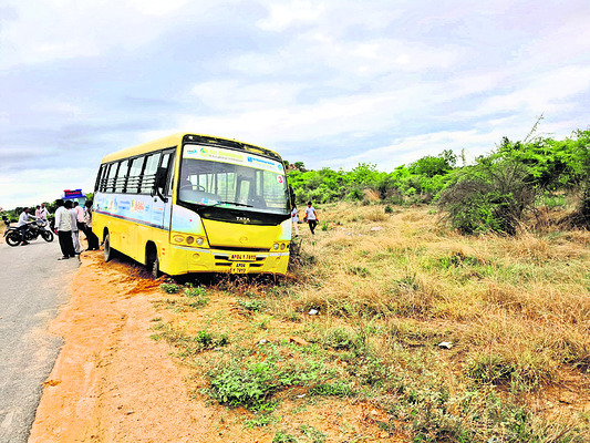 అదుపు తప్పిన  చైతన్య స్కూల్‌ బస్సు 1