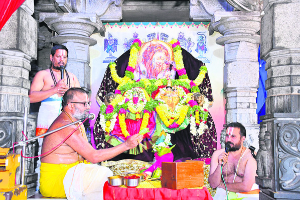 యాదగిరి క్షేత్రంలో కోలాహలం1
