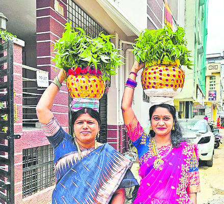 దూసుకొచ్చిన మృత్యువు అతివేగంతో దూసుకెళ్లిన కారు రోడ్డు 2