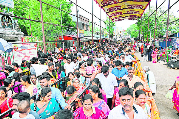 భక్త జన సంద్రమైన ఆరుపడై వీడులు!1