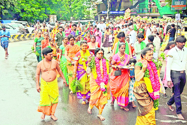 భక్త జన సంద్రమైన ఆరుపడై వీడులు!2