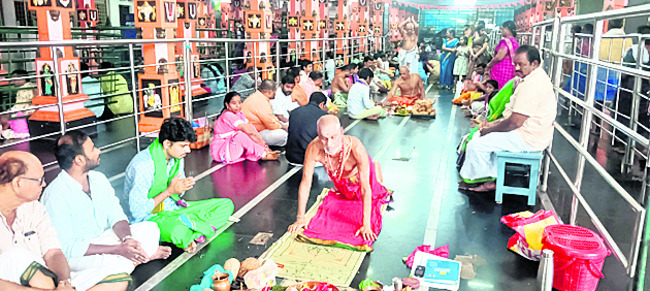 ఆదిత్యుని సన్నిధిలో భక్తజనం1
