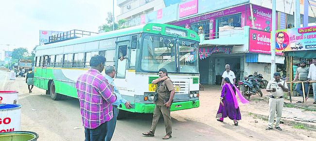 మీటర్‌ రీడర్లపై స్మార్ట్‌ కత్తి 1