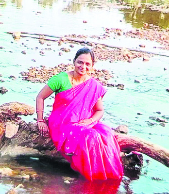 ఉరి వేసుకుని టీచర్ మృతి 1