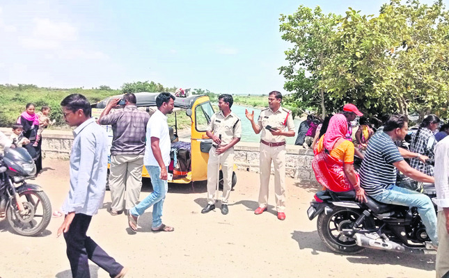 జూరాలకు బారులుదీరారు 1