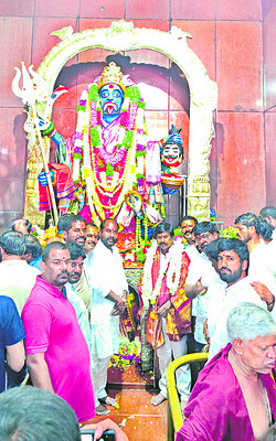 దూసుకొచ్చిన మృత్యువు అతివేగంతో దూసుకెళ్లిన కారు రోడ్డు 3