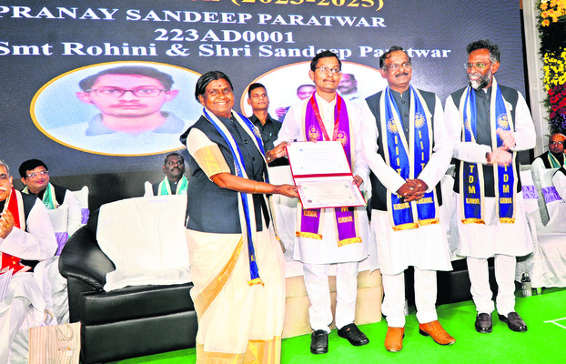 అట్టహాసంగా ‘పట్టా’భిషేకం2