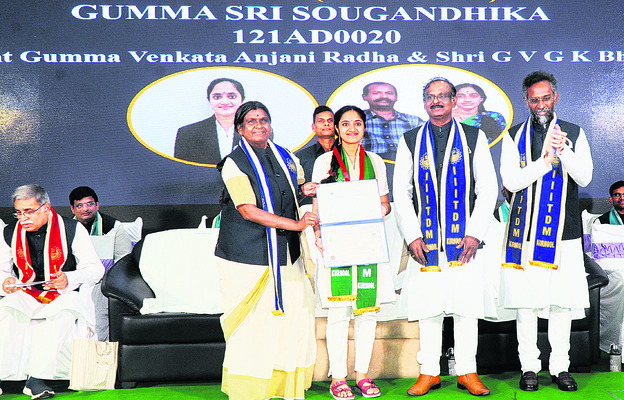 అట్టహాసంగా ‘పట్టా’భిషేకం8