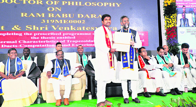 అట్టహాసంగా ‘పట్టా’భిషేకం7