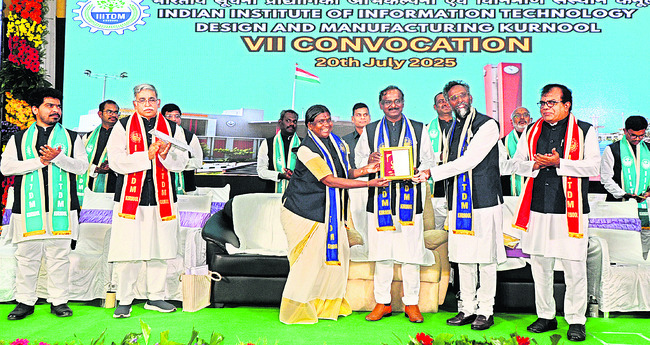 అట్టహాసంగా ‘పట్టా’భిషేకం1
