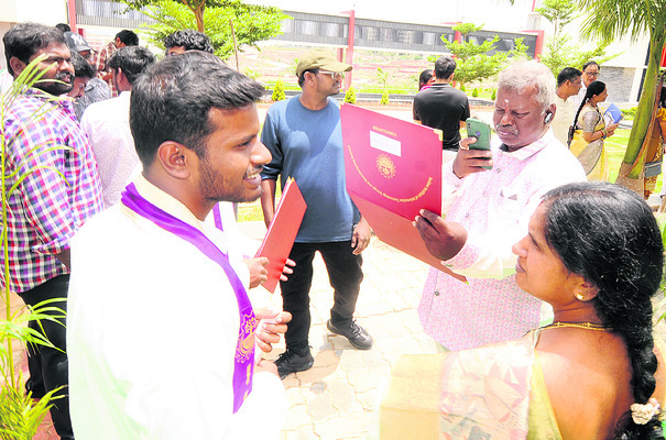 అట్టహాసంగా ‘పట్టా’భిషేకం3