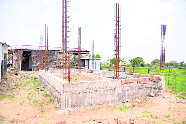 ● ఇందిరమ్మ ఇళ్ల నిర్మాణాల్లో జాప్యం ● ఆసక్తి చూపని లబ్ధ1