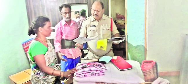 సిమెంట్ రోడ్డు ధ్వంసం చేసిన ఘటనలో టీడీపీ నాయకులపై కేసు2